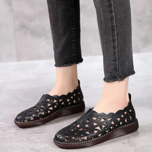 Cargar imagen en el visor de la galería, Breathable and comfortable mother's shoes with a soft and non-slip sole