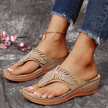 Cargar imagen en el visor de la galería, Flat lightweight rhinestone flip flops