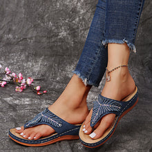 Cargar imagen en el visor de la galería, Flat lightweight rhinestone flip flops