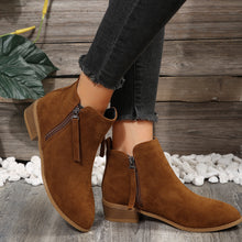 Cargar imagen en el visor de la galería, Women&#39;s Fashionable Low-heel Pointed-toe Boots In Brown Color With Double Zipper Design
