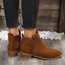 Cargar imagen en el visor de la galería, Women&#39;s Fashionable Low-heel Pointed-toe Boots In Brown Color With Double Zipper Design
